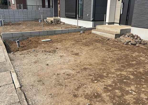 【庭】庭があることでガーデニングや家庭菜園はもちろん、こどもの遊び場やペットを放して遊ぶことができます。また、家の周囲に余裕があるということです。隣地との間があれば、十分な日当たりと、風通しが確保できます。