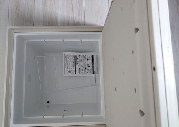 【キッチン床下収納】キッチン床下収納は、調理器具や食器などをスッキリと収納できる便利なスペースです。収納量が多いもの、引き出しがスムーズに開閉するものなど、使い勝手の良いものを選ぶことが大切です。また、湿気がこもりやすい場所なので、通気性の良いものを選ぶこともおすすめです。