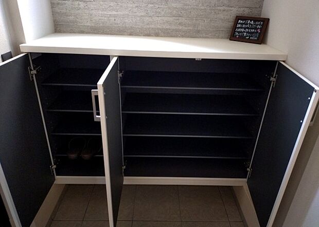 【玄関収納】玄関収納は、靴や傘、コートなどをスッキリと収納できるだけでなく、来客時に見せる顔となるため、家の顔とも言えます。収納量だけでなく、デザイン性も重視したいところです。ミラー付きの収納であれば、外出前の身だしなみチェックにも便利です。