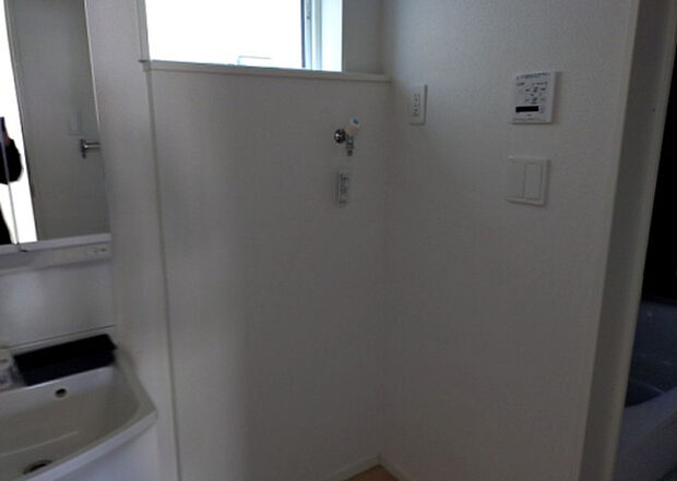 【ランドリースペース】ランドリースペースも気になります。洗濯機置場があり「洗う、干す、取り込む、アイロンがけ、たたむ」など、洗濯に関する家事をするための空間です。広さや収納など付帯設備も含めて、詳細は現地でご確認ください。