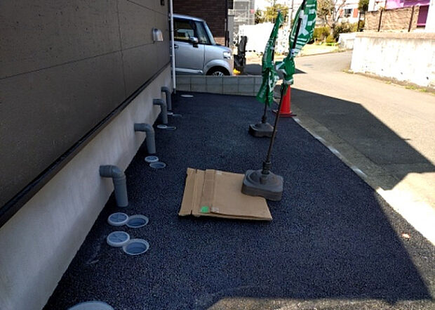 【駐車場】駐車場と明記されていても、最小スペースでつくられた駐車場だと大型車は駐車できなかったり、出入りしにくくなったりする可能性があります。お車のサイズと購入したい物件の駐車場のサイズを現地で確認しましょう。