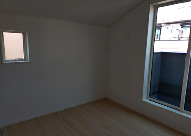 【洋室】洋室のメリットは重い家具が置きやすく、身の回りが整理しやすいことです。 床がフローリングのため畳とは異なり凹みにくいです。 クローゼットなど収納が豊富で、普段使わない旅行カバンや服の整頓も簡単にです。