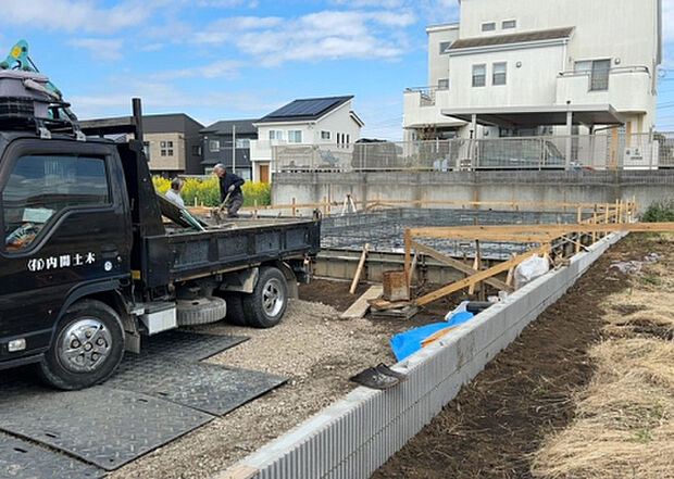 【玄関】玄関は家の顔でもあり、家族以外の目にも止まる場所です。玄関は外との間を仕切る扉、靴などをしまっておく収納スペース、靴脱ぎのたたきスペース、来客とのやり取りをするドアホンなど複数のアイテムからなります。
