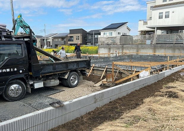 【玄関_2】玄関は、狭すぎると複数人で使いにくく、広すぎても無駄な空間になりがちです。最低2畳を目安にして、家の広さとの兼ね合いや家族の人数を考慮して決めるとよいでしょう。現地を見学して快適な玄関を選びましょう!