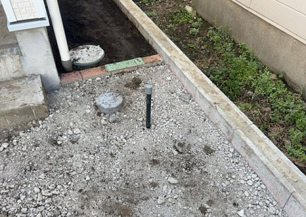 【その他設備】敷地内には、散水栓や立水栓があります。水道水を直接利用できるため、水を運ぶ手間を省くことが出来ます。大量の水を必要とする洗車作業や清掃などに役立ちます。その他設備とあわせて、現地でご確認ください。