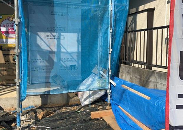 【庭_2】庭のある家に住むことのメリットとして、子どもたちの遊び場を確保できること、ガーデニングや家庭菜園を楽しめること、明るさを確保できることがあります。また、配置を工夫することでプライバシーが確保できます。