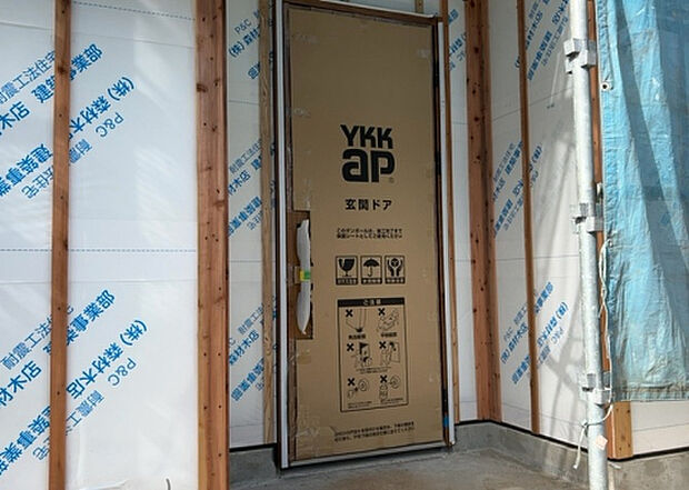 【玄関】玄関は家の顔でもあり、家族以外の目にも止まる場所です。玄関は外との間を仕切る扉、靴などをしまっておく収納スペース、靴脱ぎのたたきスペース、来客とのやり取りをするドアホンなど複数のアイテムからなります。