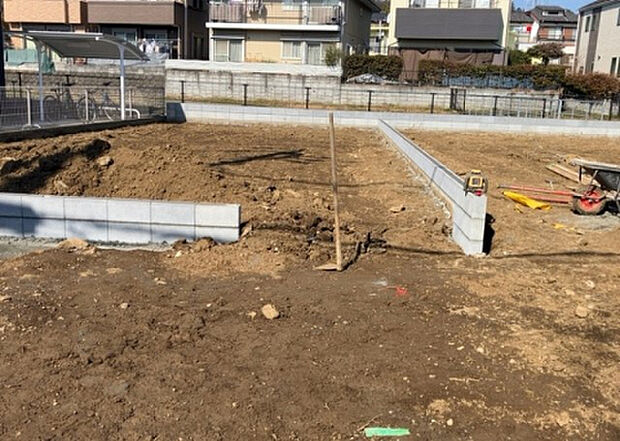 【玄関】玄関は家の顔でもあり、家族以外の目にも止まる場所です。玄関は外との間を仕切る扉、靴などをしまっておく収納スペース、靴脱ぎのたたきスペース、来客とのやり取りをするドアホンなど複数のアイテムからなります。