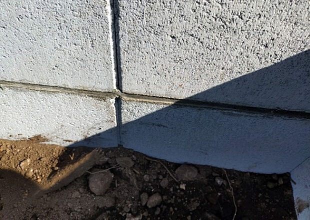 【構造・工法・仕様_2】ベタ基礎とは、柱の位置に関係なく全体に基礎がある事を指し、面積が大きい分建物の重さを全体に分散できます。また、地面からの湿気や害虫を遮断でき、木造住宅で心配されるシロアリ被害を防ぐ効果も期待できます。