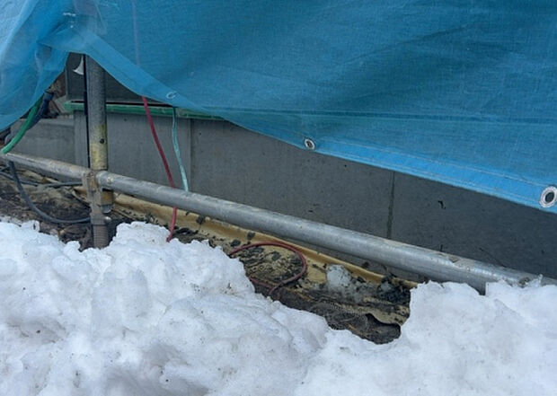 【構造・工法・仕様_2】ベタ基礎とは、柱の位置に関係なく全体に基礎がある事を指し、面積が大きい分建物の重さを全体に分散できます。また、地面からの湿気や害虫を遮断でき、木造住宅で心配されるシロアリ被害を防ぐ効果も期待できます。