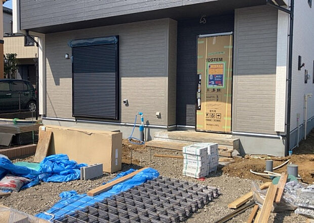 【庭_2】庭のある家に住むことのメリットとして、子どもたちの遊び場を確保できること、ガーデニングや家庭菜園を楽しめること、明るさを確保できることがあります。また、配置を工夫することでプライバシーが確保できます。