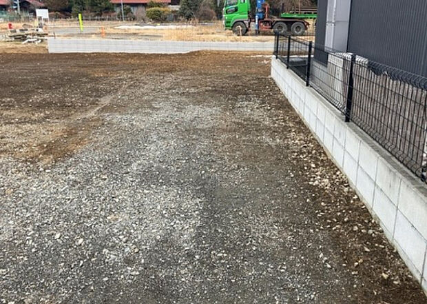 【駐車場_2】駐車場と明記されていても、最小スペースでつくられた駐車場だと大型車は駐車できなかったり、出入りしにくくなったりする可能性があります。お車のサイズと購入したい物件の駐車場のサイズを現地で確認しましょう。