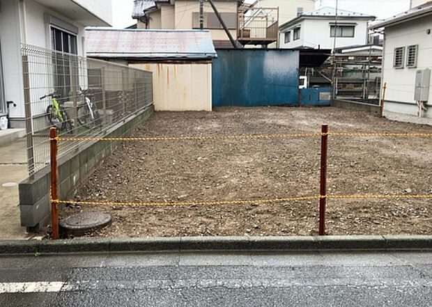 【玄関_2】玄関は、狭すぎると複数人で使いにくく、広すぎても無駄な空間になりがちです。最低2畳を目安にして、家の広さとの兼ね合いや家族の人数を考慮して決めるとよいでしょう。現地を見学して快適な玄関を選びましょう!