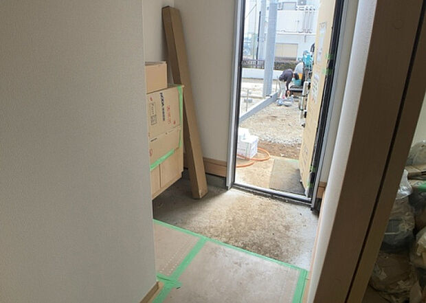 【玄関_2】玄関は、狭すぎると複数人で使いにくく、広すぎても無駄な空間になりがちです。最低2畳を目安にして、家の広さとの兼ね合いや家族の人数を考慮して決めるとよいでしょう。現地を見学して快適な玄関を選びましょう！