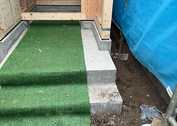 【構造・工法・仕様_2】ベタ基礎とは、柱の位置に関係なく全体に基礎がある事を指し、面積が大きい分建物の重さを全体に分散できます。また、地面からの湿気や害虫を遮断でき、木造住宅で心配されるシロアリ被害を防ぐ効果も期待できます。