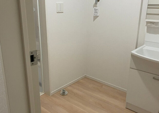 【脱衣場】多くの戸建て住宅で見かける洗面脱衣所は、洗面台と洗濯機が2畳ほどのスペースに並べられていて、洗面所が脱衣所を兼ね備えている間取りが一般的です。お客様が利用することもある、パブリックな空間でもあります。