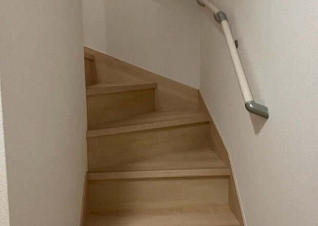 【内装】建物の上下階の通路である階段は、その位置によって動線や室内の印象が大きく左右されます。手摺にも重要な役割があり、転倒の防止・歩行や動作を円滑にして日常生活を支えることを主な目的として設置されています。