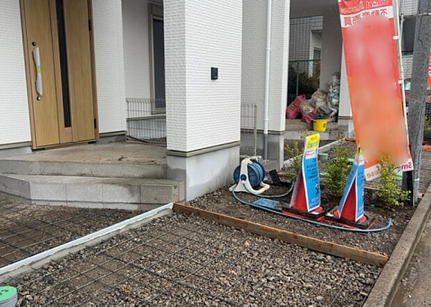 【庭】庭があることでガーデニングや家庭菜園はもちろん、こどもの遊び場やペットを放して遊ぶことができます。また、家の周囲に余裕があるということです。隣地との間があれば、十分な日当たりと、風通しが確保できます。