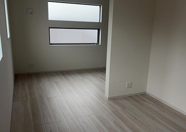 【洋室】洋室のメリットは重い家具が置きやすく、身の回りが整理しやすいことです。 床がフローリングのため畳とは異なり凹みにくいです。 クローゼットなど収納が豊富で、普段使わない旅行カバンや服の整頓も簡単にです。