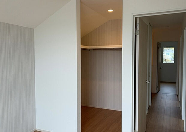 【ウォークインクローゼット】ウォークインクローゼットがあれば、クローゼット内でコーディネートが完成できますし、季節の変わり目に行う衣替えの手間も省けます。また、スーツケースなど大きいものもしまうことができ使い勝手がよいです。