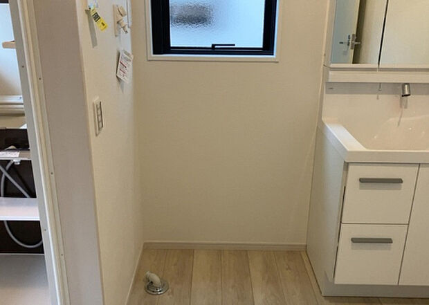 【ランドリースペース】ランドリースペースも気になります。洗濯機置場があり「洗う、干す、取り込む、アイロンがけ、たたむ」など、洗濯に関する家事をするための空間です。広さや収納など付帯設備も含めて、詳細は現地でご確認ください。