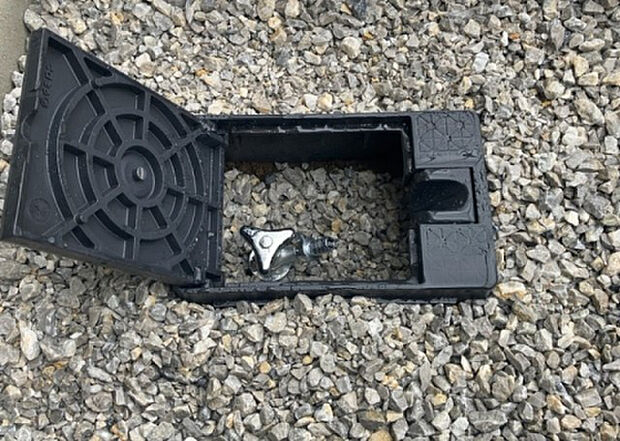 【その他設備】敷地内には、散水栓や立水栓があります。水道水を直接利用できるため、水を運ぶ手間を省くことが出来ます。大量の水を必要とする洗車作業や清掃などに役立ちます。その他設備とあわせて、現地でご確認ください。