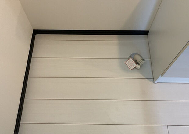 【ランドリースペース】ランドリースペースも気になります。洗濯機置場があり「洗う、干す、取り込む、アイロンがけ、たたむ」など、洗濯に関する家事をするための空間です。広さや収納など付帯設備も含めて、詳細は現地でご確認ください。