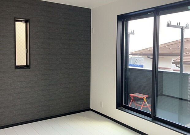 【洋室】洋室のメリットは重い家具が置きやすく、身の回りが整理しやすいことです。 床がフローリングのため畳とは異なり凹みにくいです。 クローゼットなど収納が豊富で、普段使わない旅行カバンや服の整頓も簡単にです。