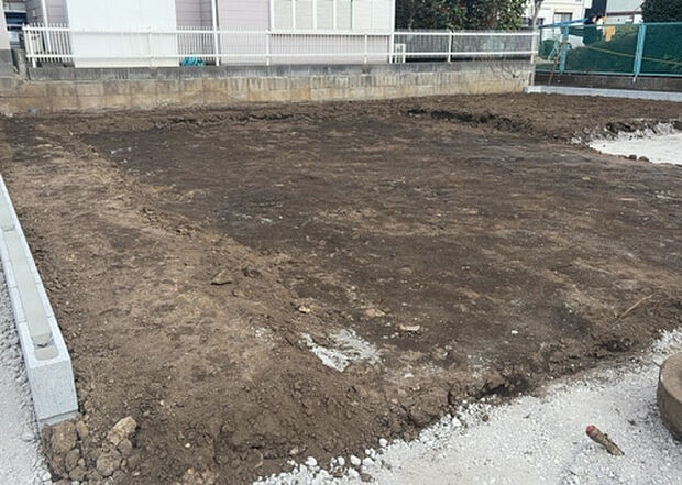 【構造・工法・仕様_2】ベタ基礎とは、柱の位置に関係なく全体に基礎がある事を指し、面積が大きい分建物の重さを全体に分散できます。また、地面からの湿気や害虫を遮断でき、木造住宅で心配されるシロアリ被害を防ぐ効果も期待できます。