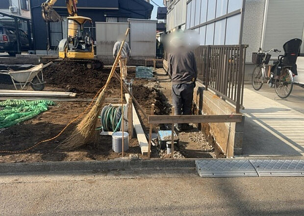 【玄関】玄関は家の顔でもあり、家族以外の目にも止まる場所です。玄関は外との間を仕切る扉、靴などをしまっておく収納スペース、靴脱ぎのたたきスペース、来客とのやり取りをするドアホンなど複数のアイテムからなります。