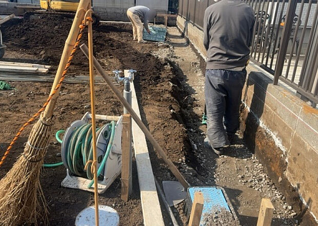 【玄関_2】玄関は、狭すぎると複数人で使いにくく、広すぎても無駄な空間になりがちです。最低2畳を目安にして、家の広さとの兼ね合いや家族の人数を考慮して決めるとよいでしょう。現地を見学して快適な玄関を選びましょう!