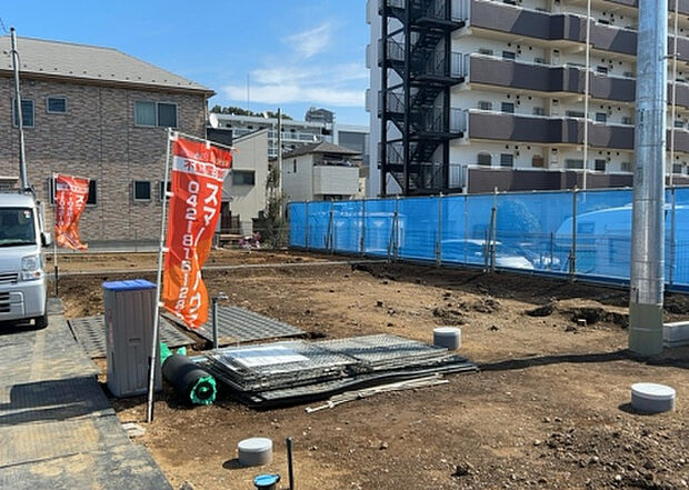 【構造・工法・仕様_2】ベタ基礎とは、柱の位置に関係なく全体に基礎がある事を指し、面積が大きい分建物の重さを全体に分散できます。また、地面からの湿気や害虫を遮断でき、木造住宅で心配されるシロアリ被害を防ぐ効果も期待できます。