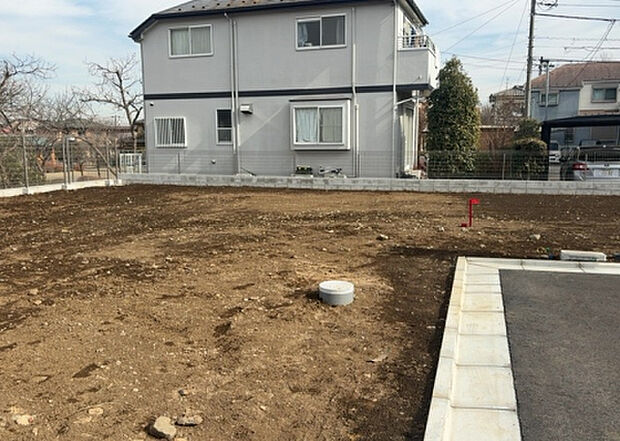 【外観_3】現地に行くなら、物件の周囲の地形がどうなっているかを見ることも大切です。周辺より低くなっている土地では、大雨などで水が集まりやすいため、地盤が弱くなっているということも考えられるため、注意が必要です。