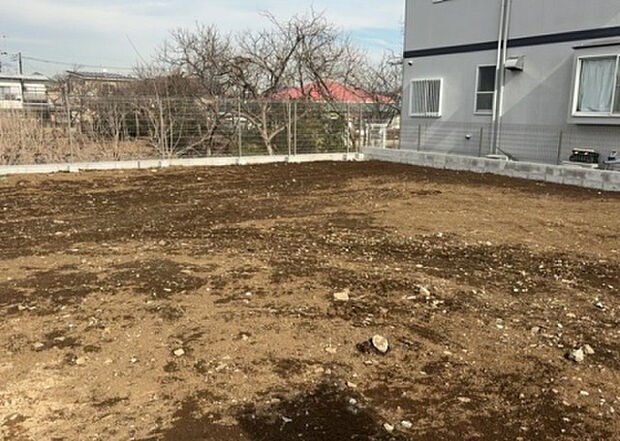 【構造・工法・仕様_2】ベタ基礎とは、柱の位置に関係なく全体に基礎がある事を指し、面積が大きい分建物の重さを全体に分散できます。また、地面からの湿気や害虫を遮断でき、木造住宅で心配されるシロアリ被害を防ぐ効果も期待できます。