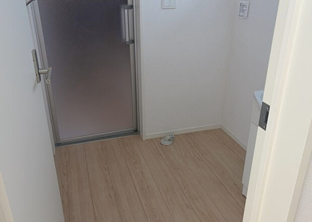 【脱衣場】多くの戸建て住宅で見かける洗面脱衣所は、洗面台と洗濯機が2畳ほどのスペースに並べられていて、洗面所が脱衣所を兼ね備えている間取りが一般的です。お客様が利用することもある、パブリックな空間でもあります。