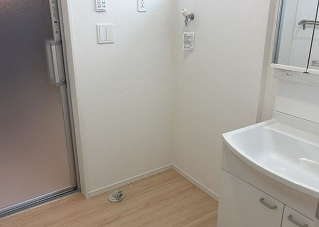 【ランドリースペース】ランドリースペースも気になります。洗濯機置場があり「洗う、干す、取り込む、アイロンがけ、たたむ」など、洗濯に関する家事をするための空間です。広さや収納など付帯設備も含めて、詳細は現地でご確認ください。