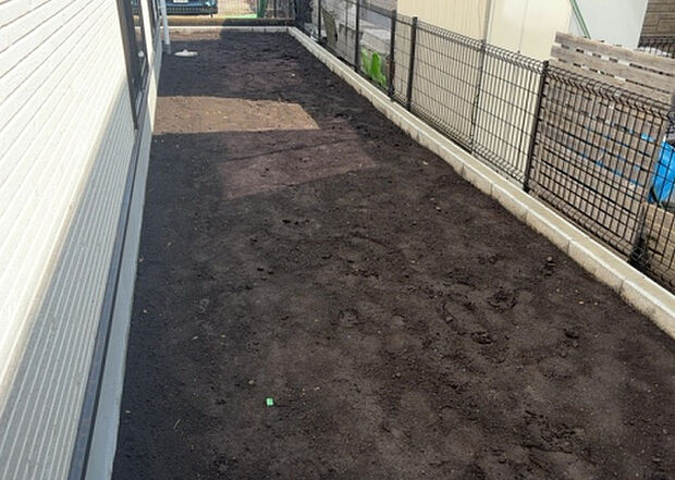 【庭】庭があることでガーデニングや家庭菜園はもちろん、こどもの遊び場やペットを放して遊ぶことができます。また、家の周囲に余裕があるということです。隣地との間があれば、十分な日当たりと、風通しが確保できます。