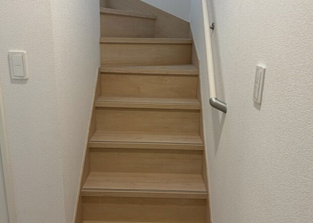 【内装】建物の上下階の通路である階段は、その位置によって動線や室内の印象が大きく左右されます。手摺にも重要な役割があり、転倒の防止・歩行や動作を円滑にして日常生活を支えることを主な目的として設置されています。