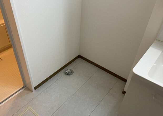 【ランドリースペース】ランドリースペースも気になります。洗濯機置場があり「洗う、干す、取り込む、アイロンがけ、たたむ」など、洗濯に関する家事をするための空間です。広さや収納など付帯設備も含めて、詳細は現地でご確認ください。