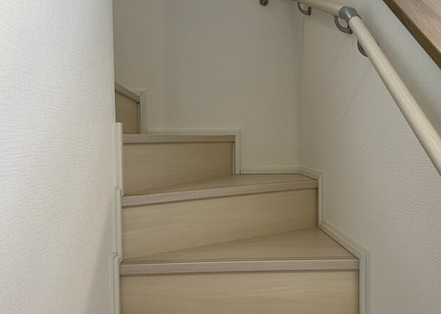 【内装】建物の上下階の通路である階段は、その位置によって動線や室内の印象が大きく左右されます。手摺にも重要な役割があり、転倒の防止・歩行や動作を円滑にして日常生活を支えることを主な目的として設置されています。