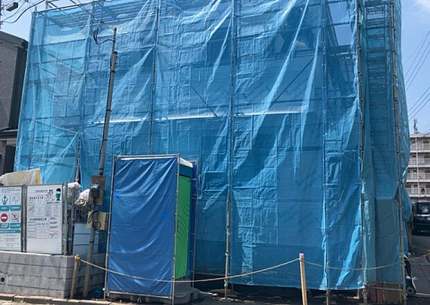 【外観_3】現地に行くなら、物件の周囲の地形がどうなっているかを見ることも大切です。周辺より低くなっている土地では、大雨などで水が集まりやすいため、地盤が弱くなっているということも考えられるため、注意が必要です。