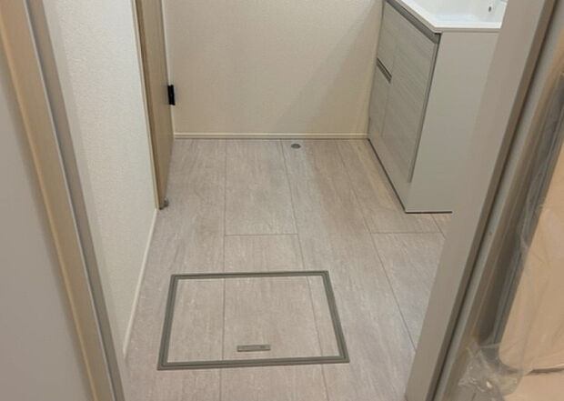 【脱衣場】多くの戸建て住宅で見かける洗面脱衣所は、洗面台と洗濯機が2畳ほどのスペースに並べられていて、洗面所が脱衣所を兼ね備えている間取りが一般的です。お客様が利用することもある、パブリックな空間でもあります。