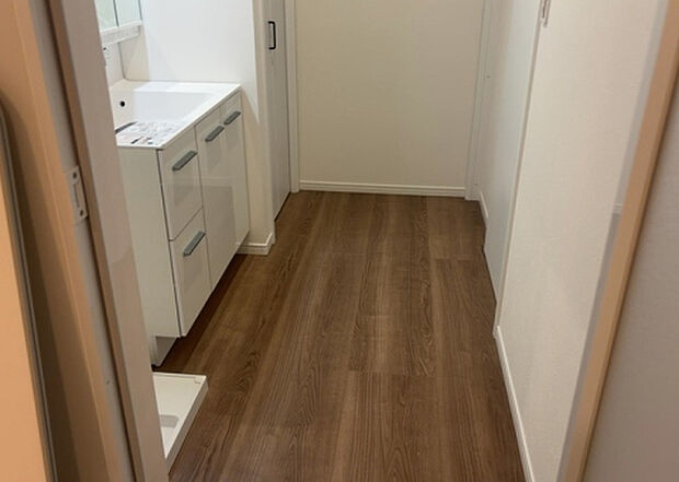 【脱衣場】多くの戸建て住宅で見かける洗面脱衣所は、洗面台と洗濯機が2畳ほどのスペースに並べられていて、洗面所が脱衣所を兼ね備えている間取りが一般的です。お客様が利用することもある、パブリックな空間でもあります。
