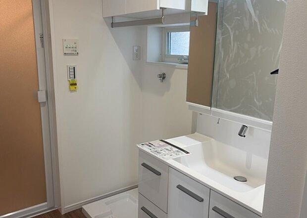 【ランドリースペース】ランドリースペースも気になります。洗濯機置場があり「洗う、干す、取り込む、アイロンがけ、たたむ」など、洗濯に関する家事をするための空間です。広さや収納など付帯設備も含めて、詳細は現地でご確認ください。