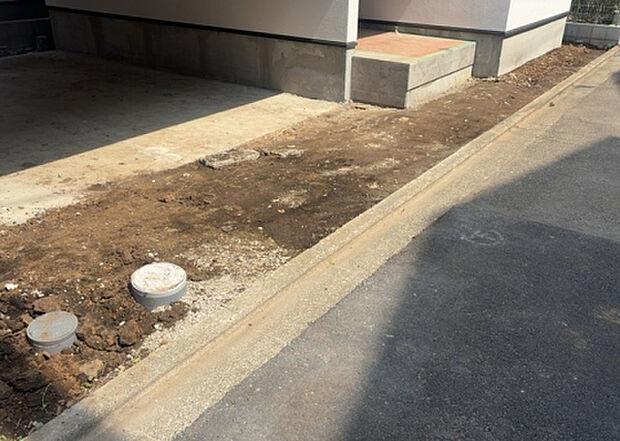 【庭】庭があることでガーデニングや家庭菜園はもちろん、こどもの遊び場やペットを放して遊ぶことができます。また、家の周囲に余裕があるということです。隣地との間があれば、十分な日当たりと、風通しが確保できます。