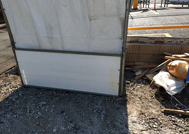 【庭_2】庭のある家に住むことのメリットとして、子どもたちの遊び場を確保できること、ガーデニングや家庭菜園を楽しめること、明るさを確保できることがあります。また、配置を工夫することでプライバシーが確保できます。