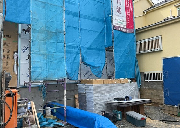 【外観_3】現地に行くなら、物件の周囲の地形がどうなっているかを見ることも大切です。周辺より低くなっている土地では、大雨などで水が集まりやすいため、地盤が弱くなっているということも考えられるため、注意が必要です。