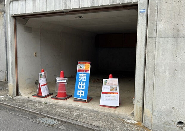 【駐車場_2】駐車場と明記されていても、最小スペースでつくられた駐車場だと大型車は駐車できなかったり、出入りしにくくなったりする可能性があります。お車のサイズと購入したい物件の駐車場のサイズを現地で確認しましょう。