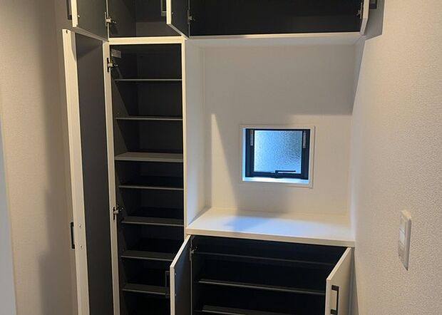 【玄関収納】玄関収納は、靴や傘、コートなどをスッキリと収納できるだけでなく、来客時に見せる顔となるため、家の顔とも言えます。収納量だけでなく、デザイン性も重視したいところです。ミラー付きの収納であれば、外出前の身だしなみチェックにも便利です。