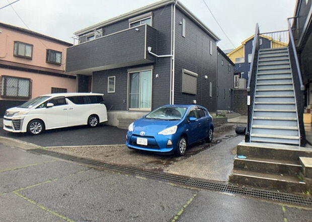 【前面道路含む現地写真_2】お持ちの車種によっては前面道路が広い方が便利でしょう。しかし、前面道路が広ければその分交通量が多くなるため、騒音などが気になる場合があります。実際に現地を見学し、周辺交通量や騒音などを確認しましょう!